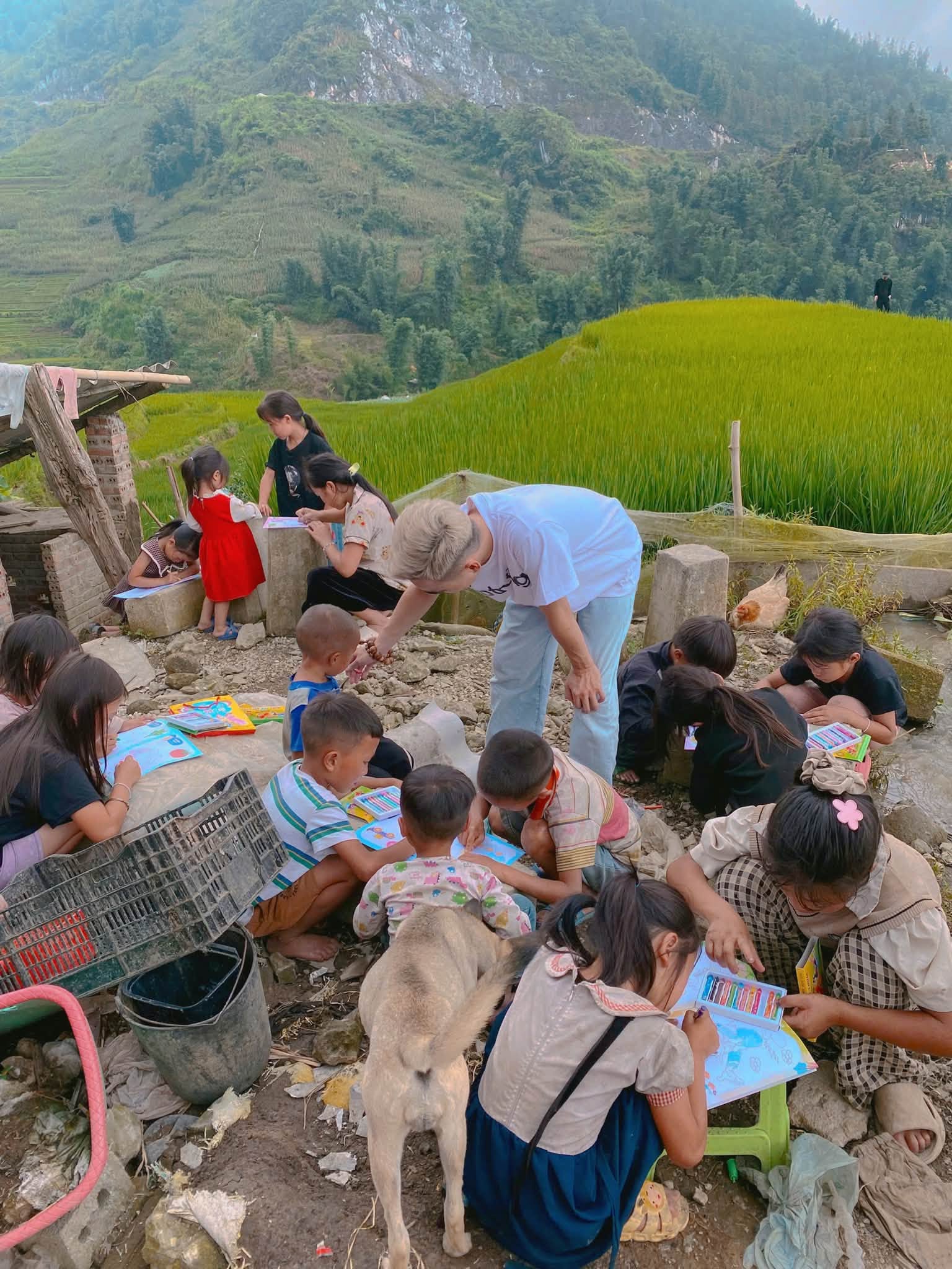 Hoạt động vẽ tranh cùng các em nhỏ