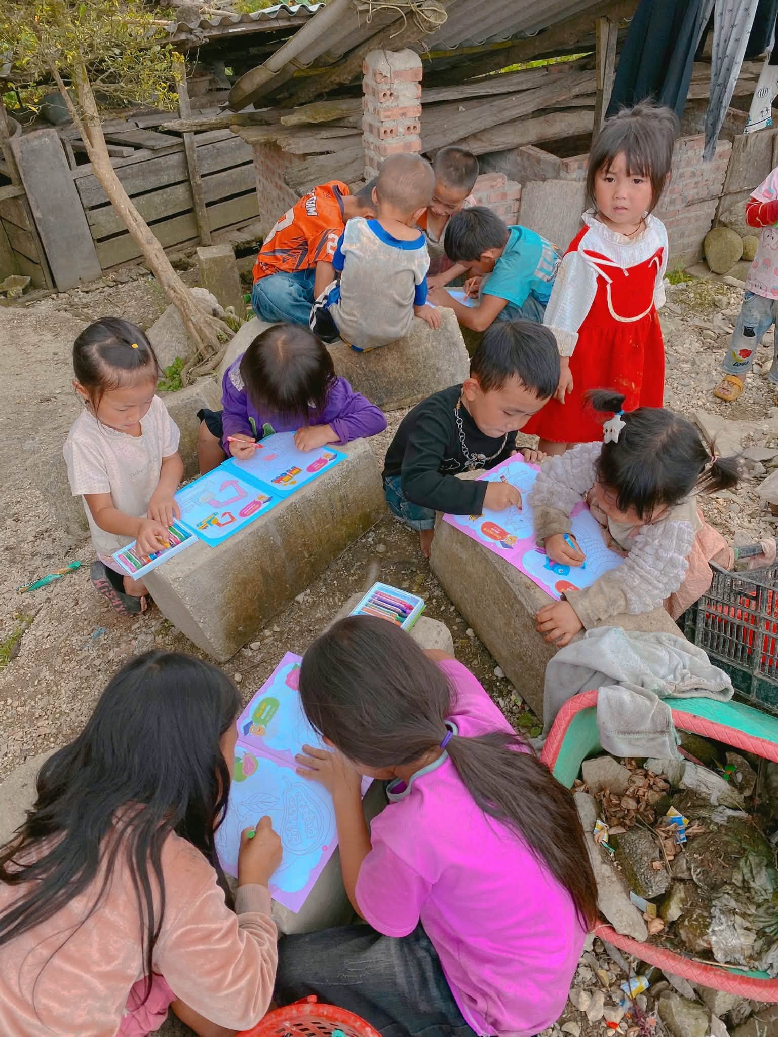 Các em nhỏ chăm chú tô màu