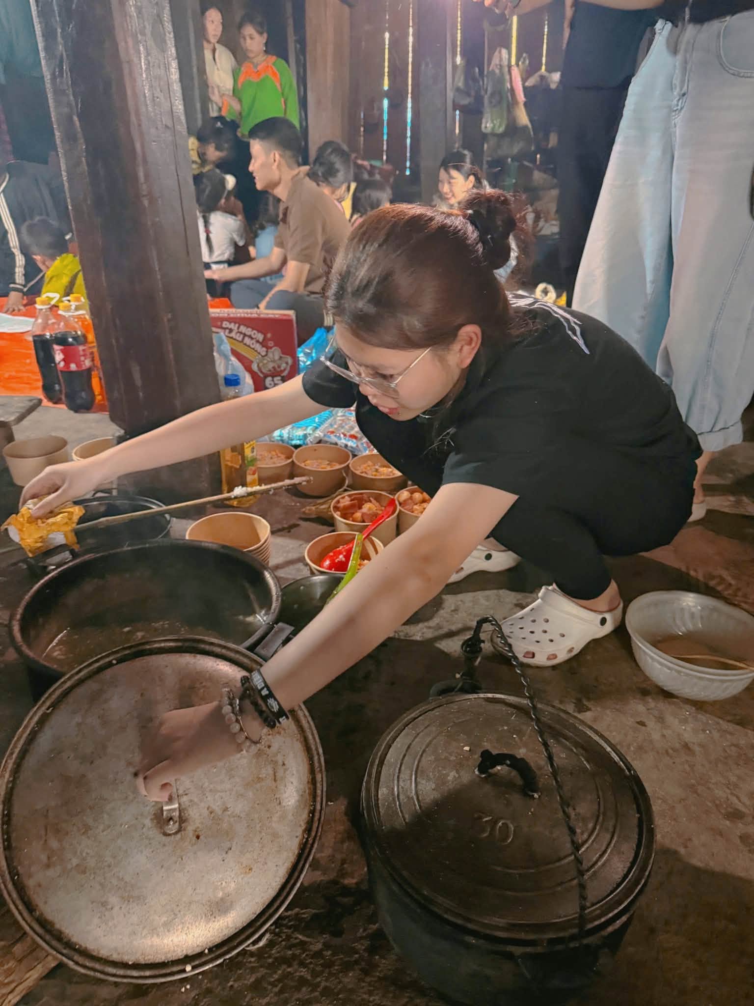 Nhóm bếp nấu ăn trong căn nhà gỗ