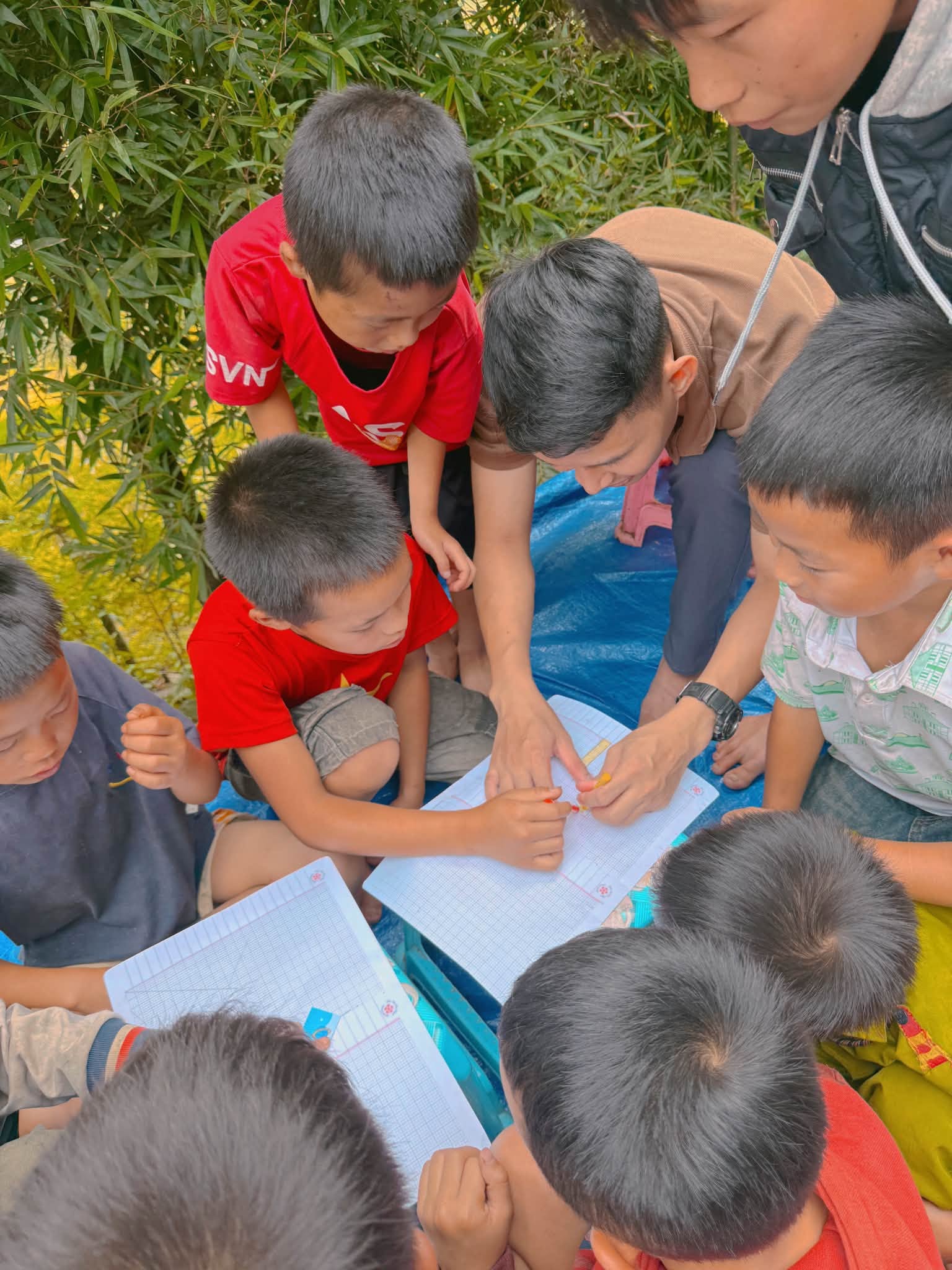 Các em nhỏ quây quần bên trang vẽ