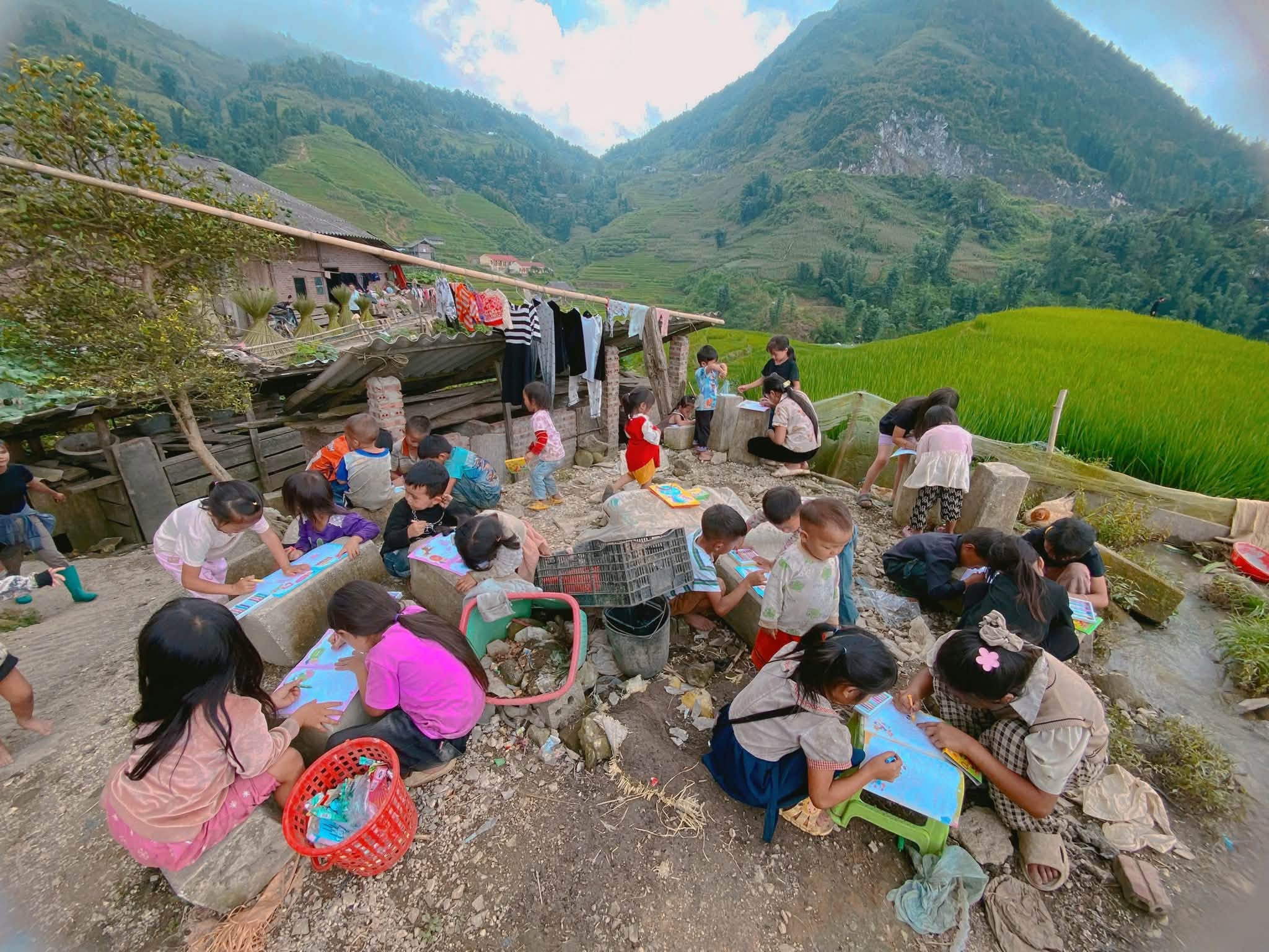 Các em nhỏ cùng tình nguyện viên vẽ tranh bên ruộng bậc thang