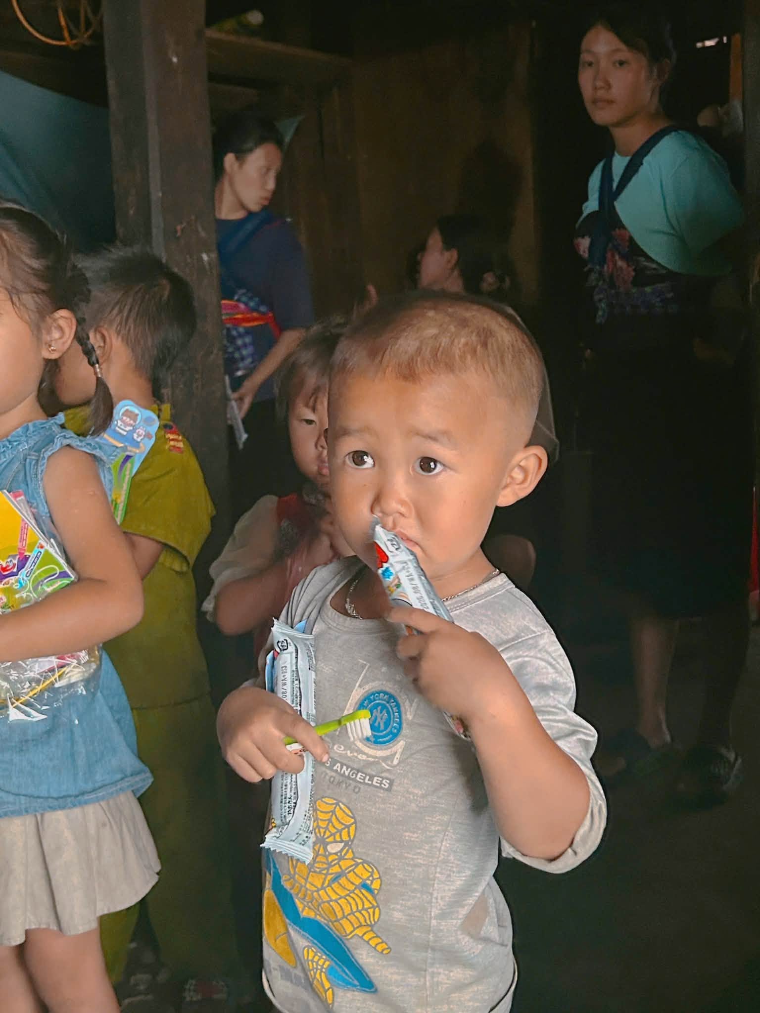 Em bé với món quà nhỏ