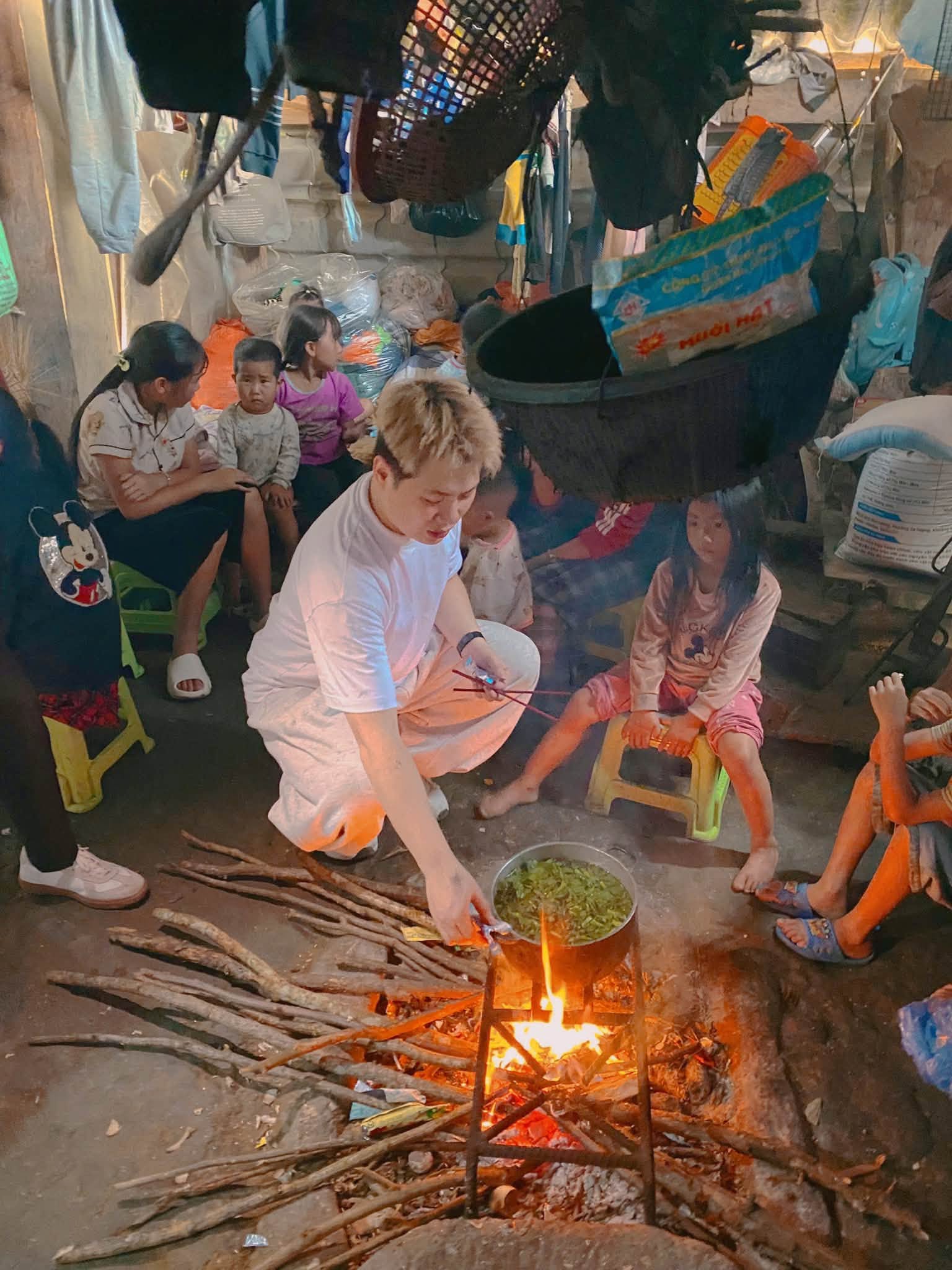 Nhóm lửa bên bếp củi