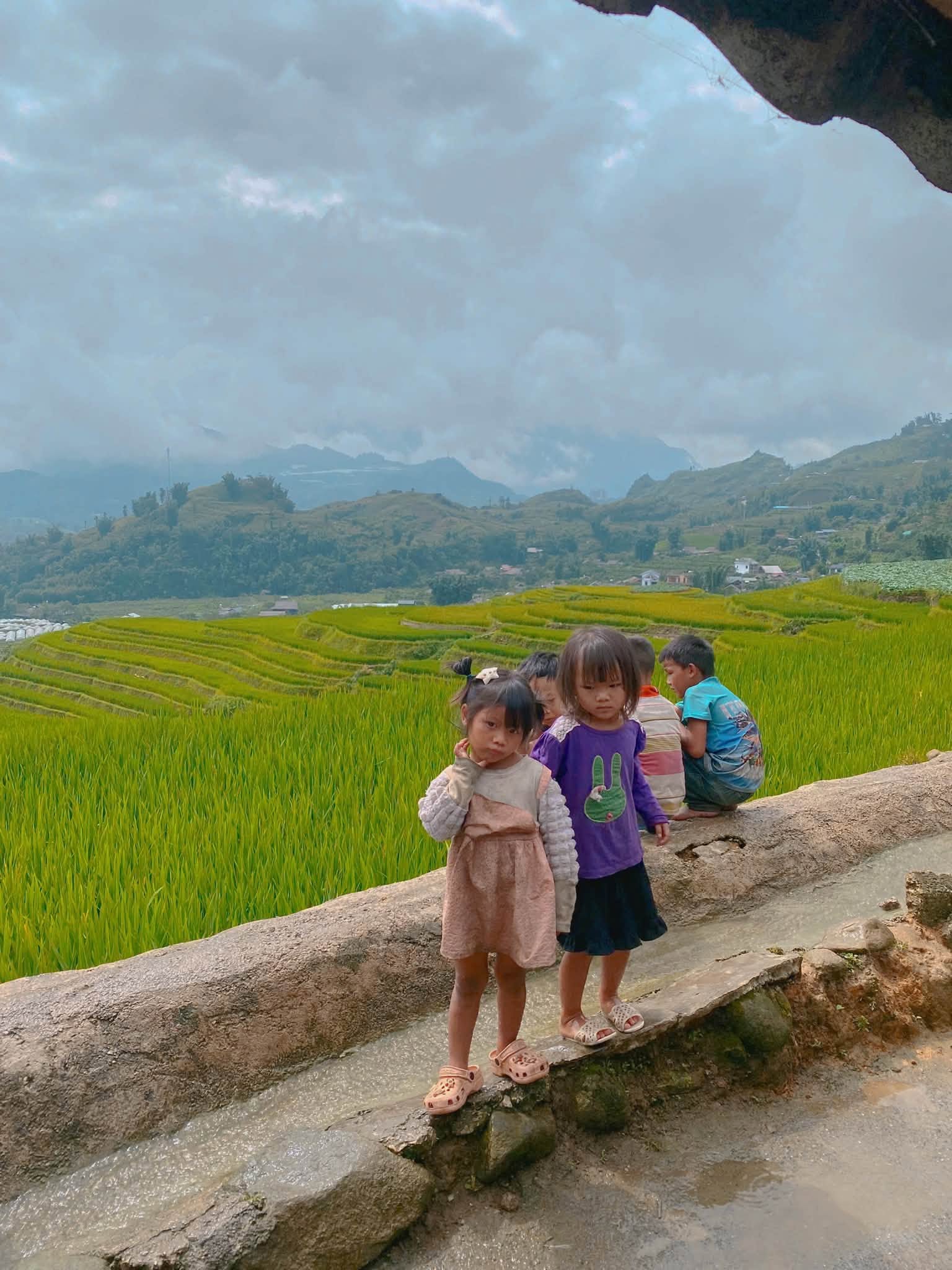Hai em nhỏ đứng trước ruộng bậc thang