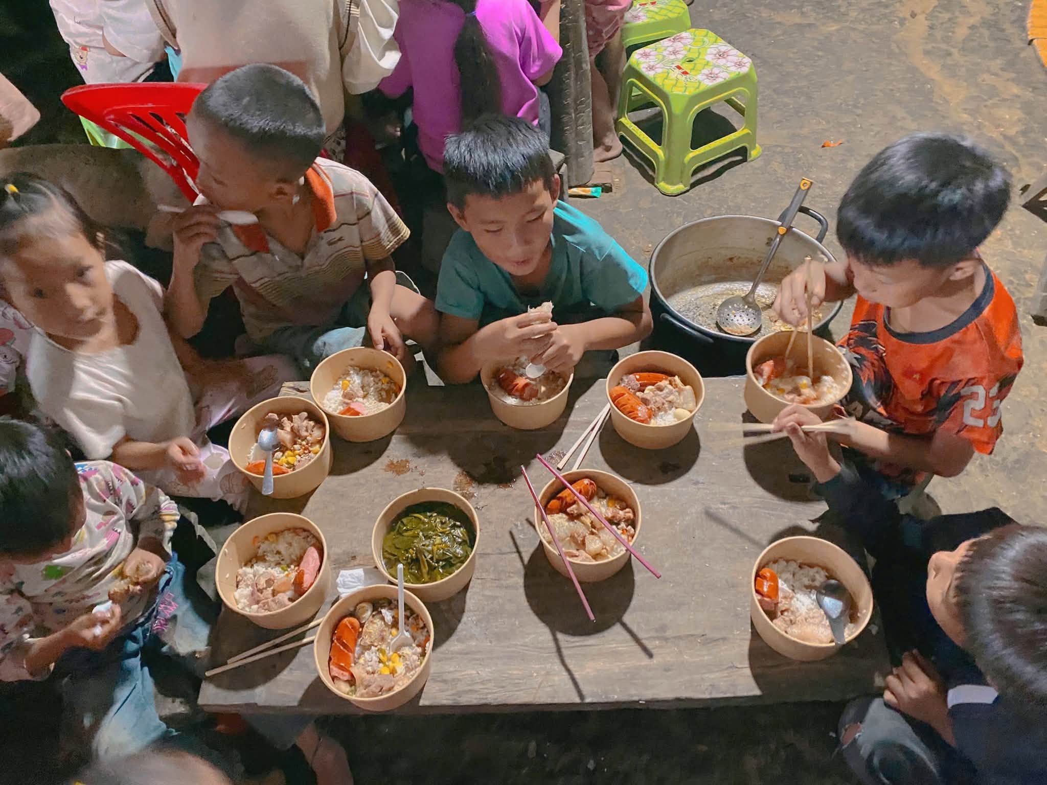 Các em nhỏ quây quần bên những phần ăn nóng