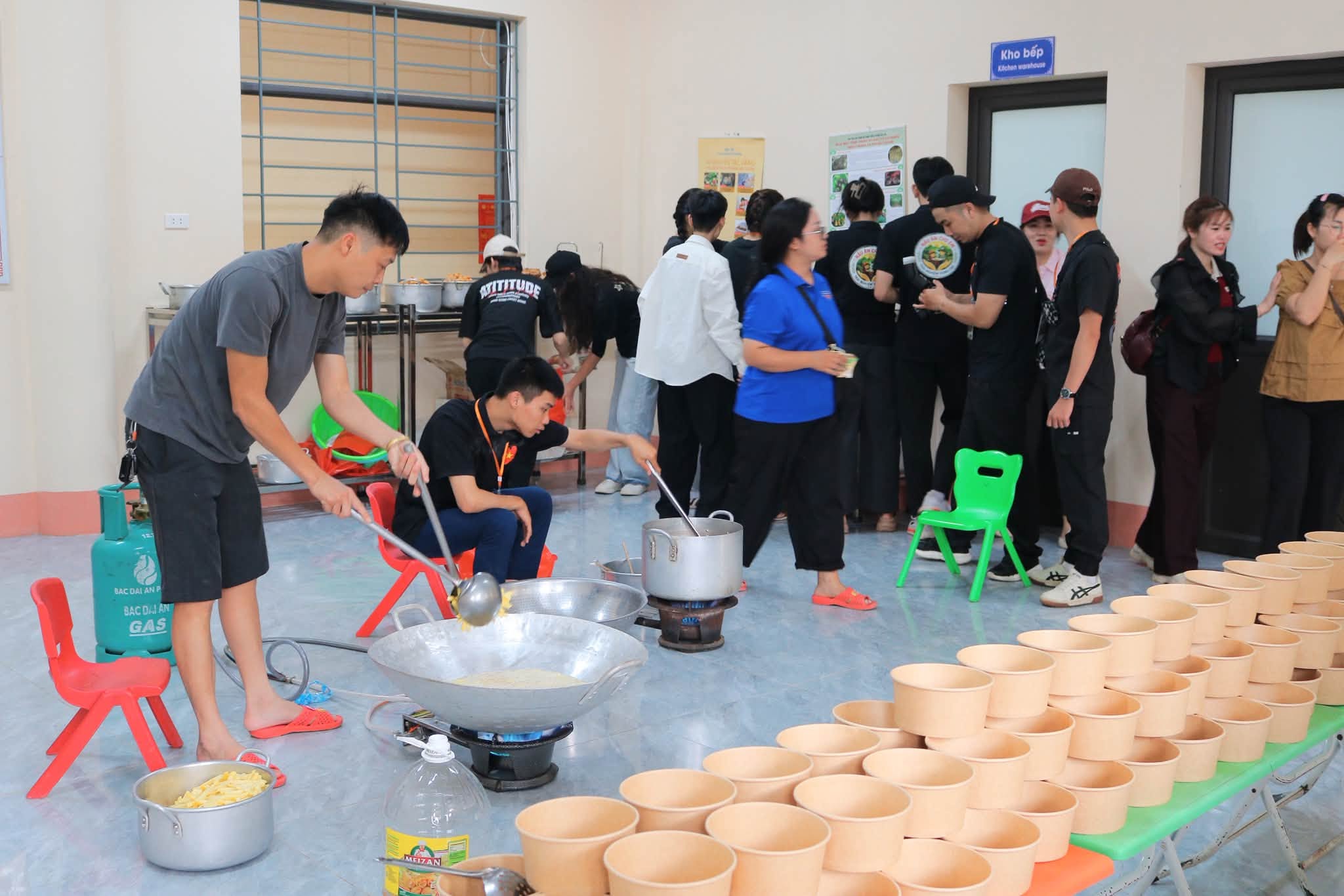 Nhóm bếp chuẩn bị suất ăn cho các em