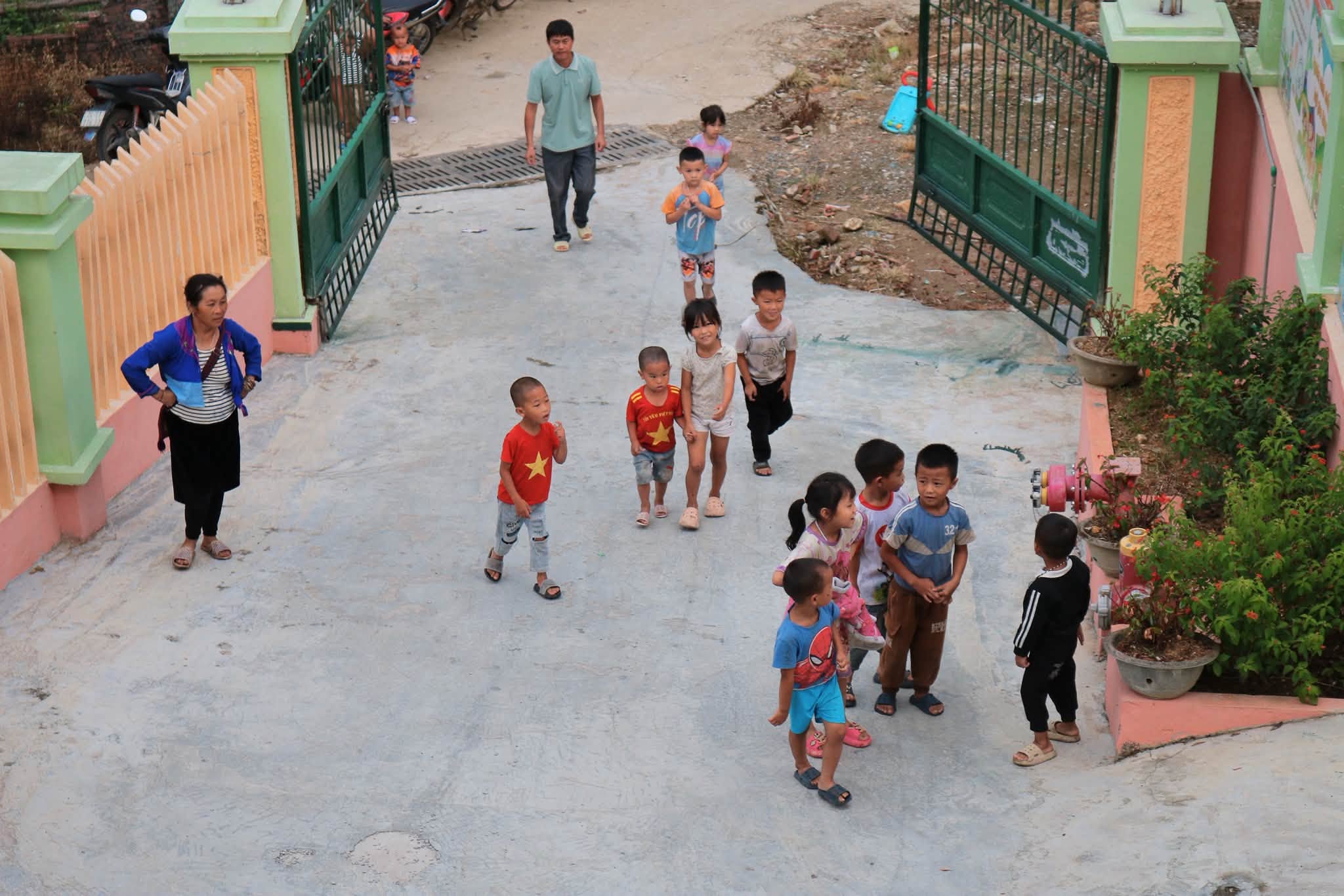 Các em nhỏ đi vào sân trường