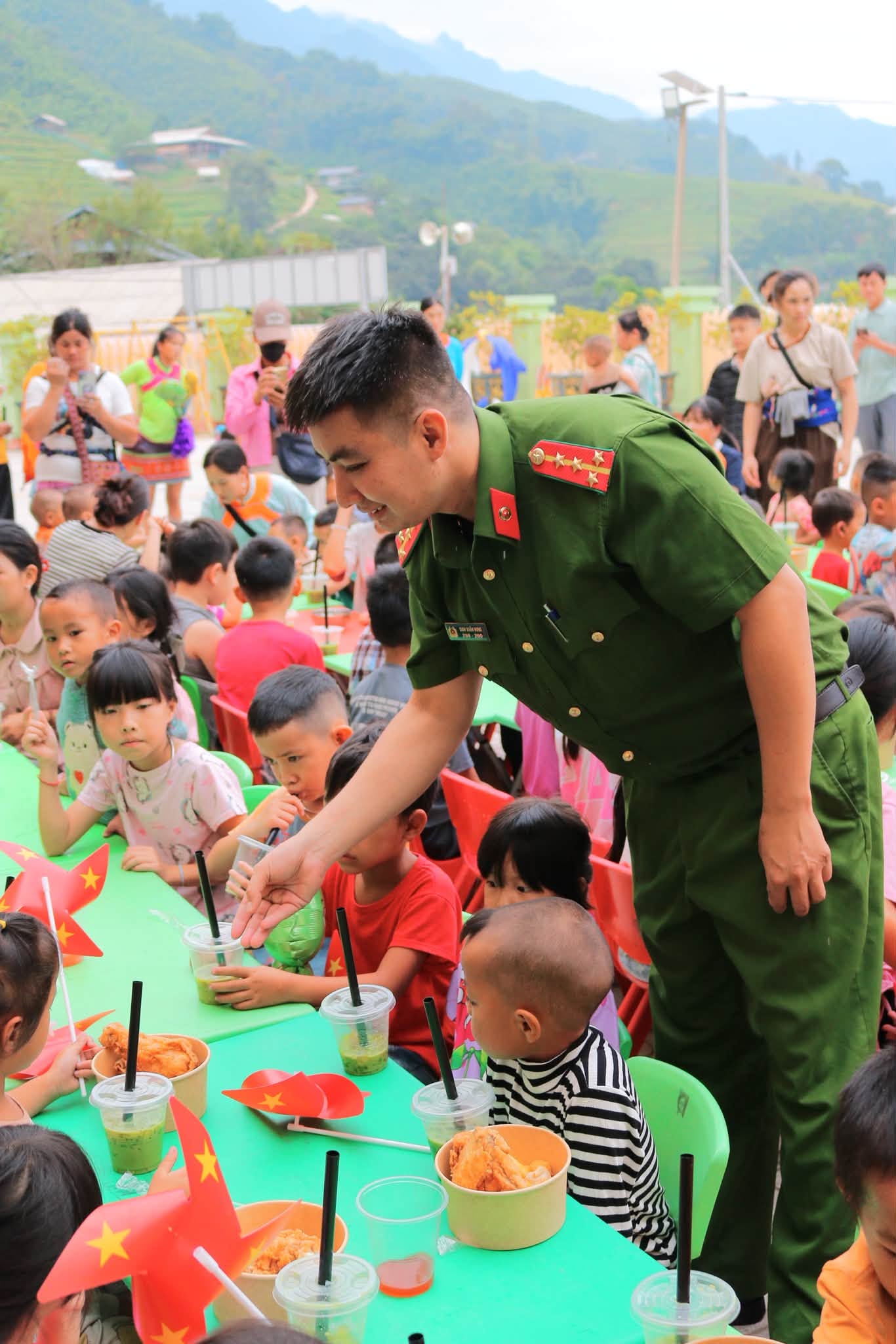Chia đồ ăn cho các em nhỏ