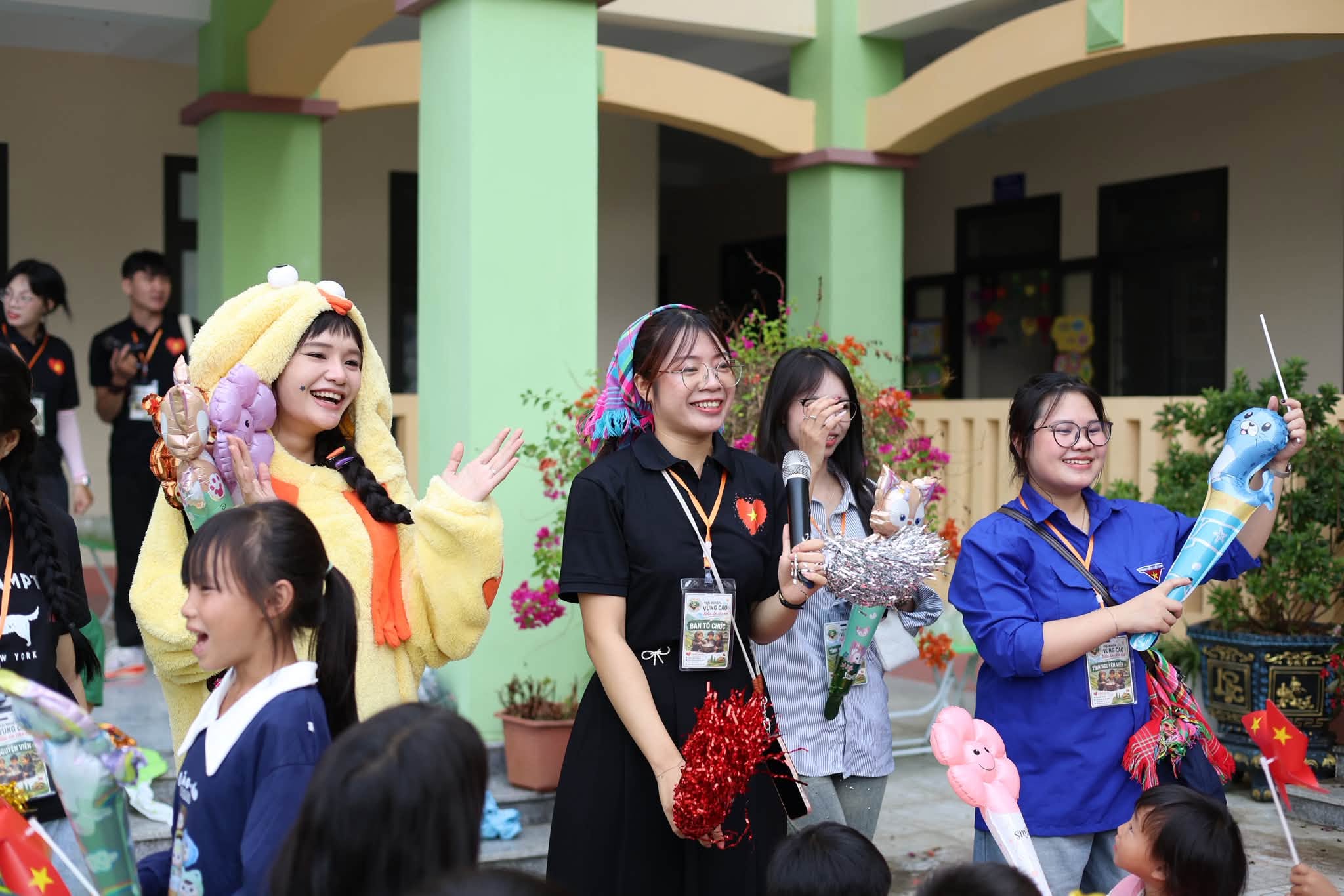 Tình nguyện viên hoá trang vui chơi cùng các em