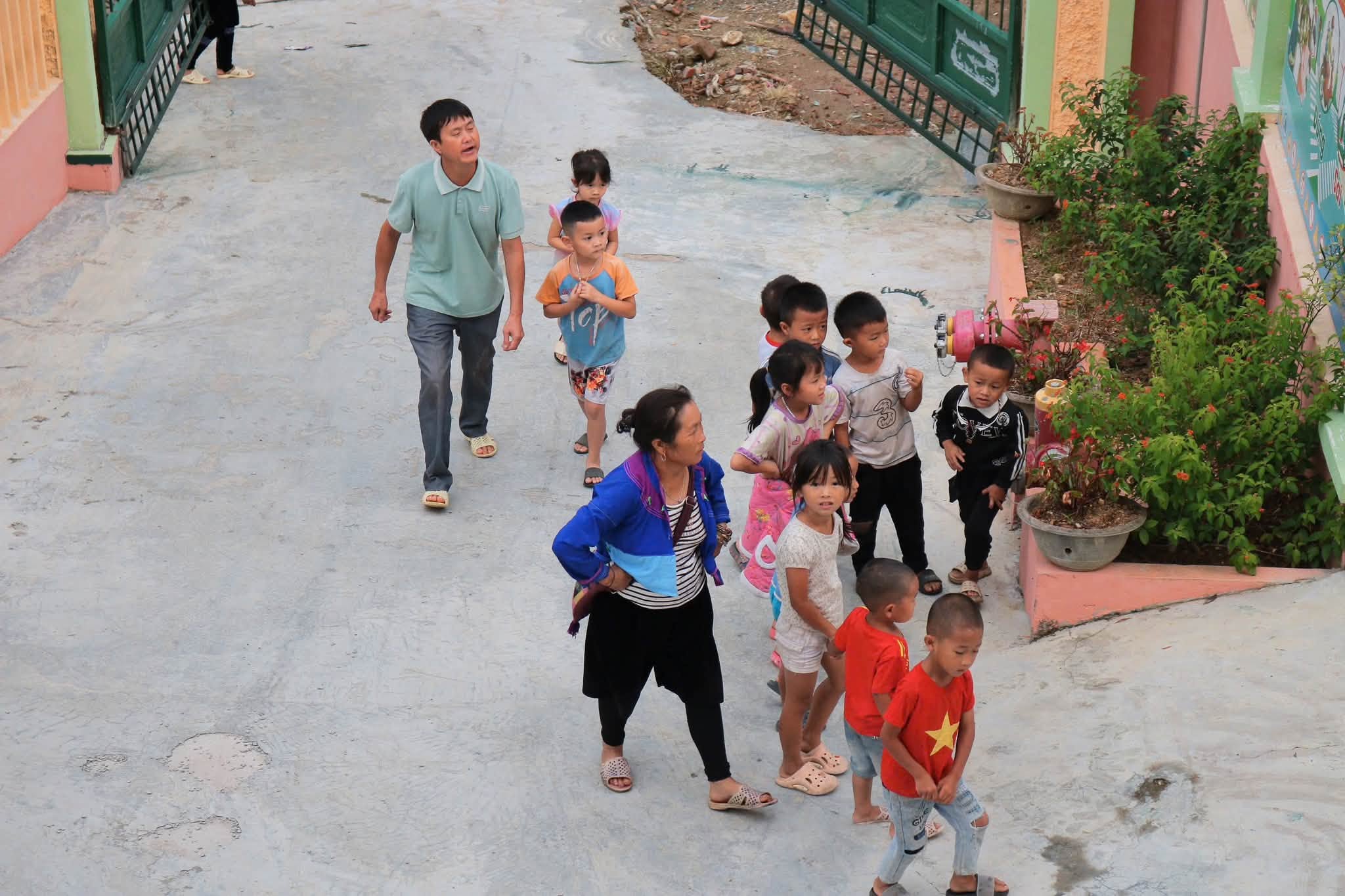 Các em nhỏ chạy ra đón đoàn tình nguyện