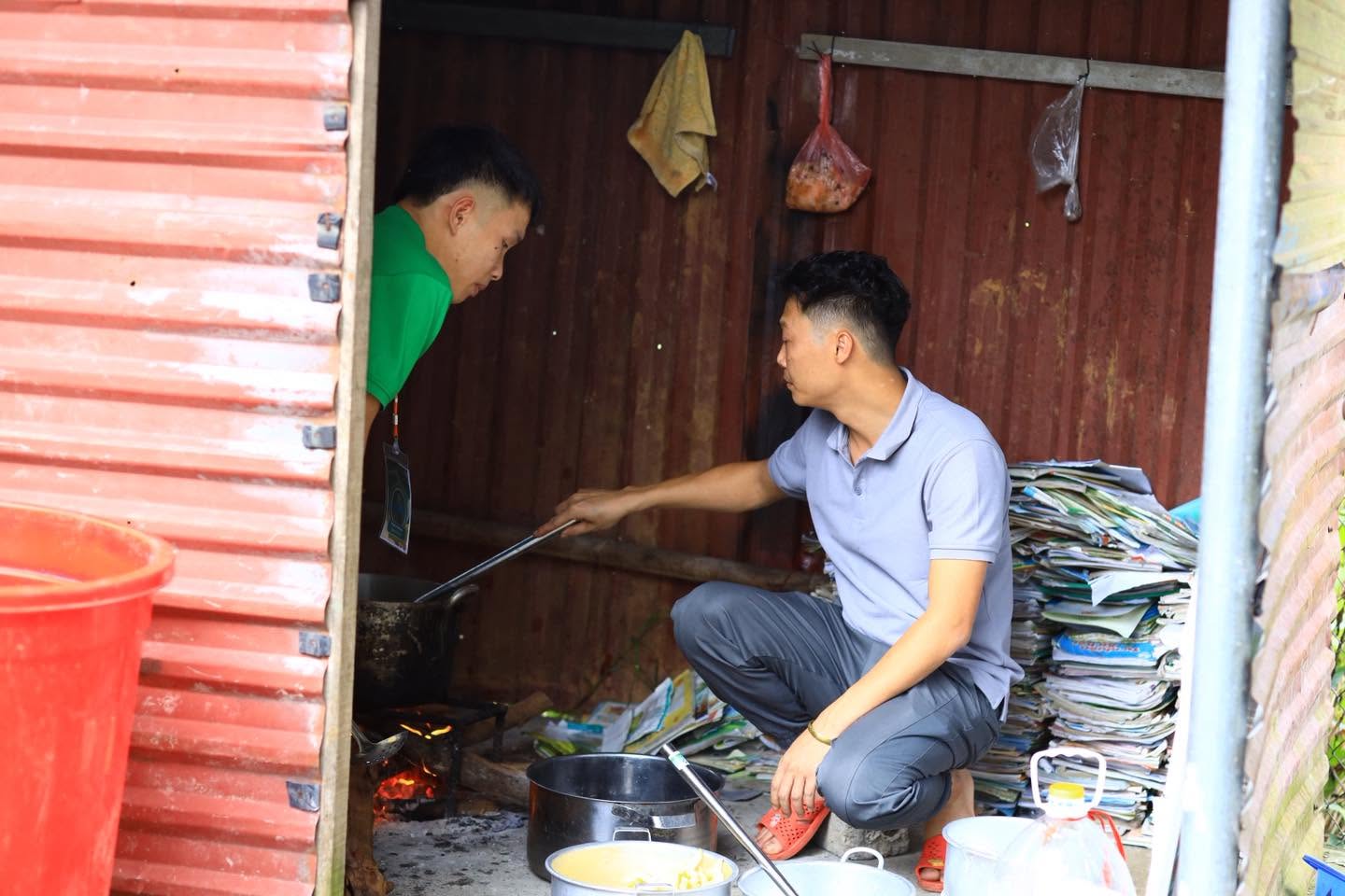 Nhóm bếp nấu ăn trong căn bếp củi