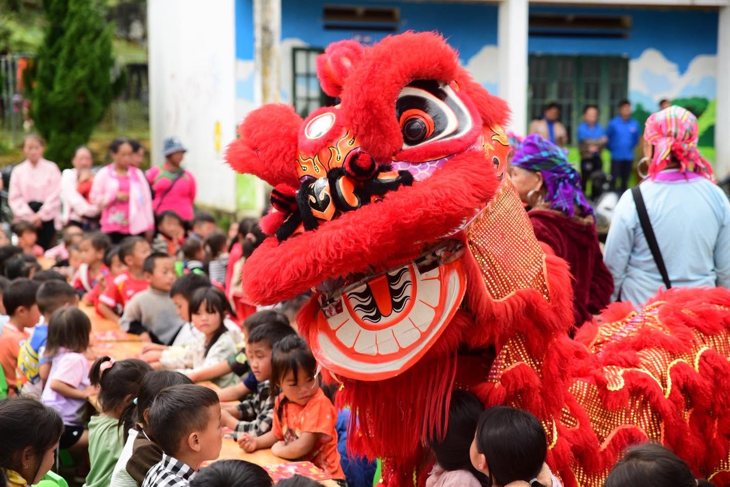 Đội múa lân biểu diễn cho các em nhỏ