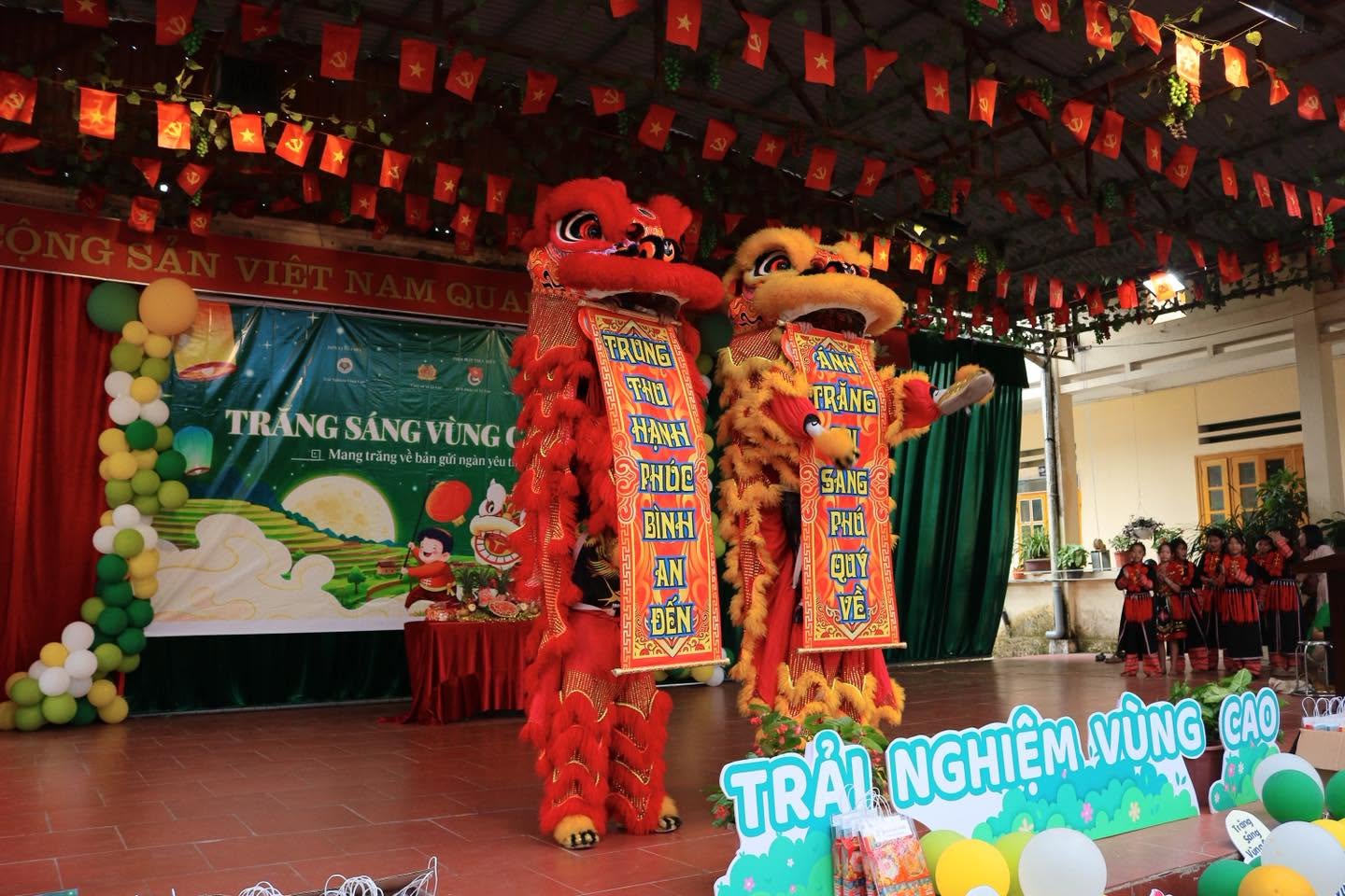 Hai chú lân trên sân khấu chương trình Trăng Sáng Vùng Cao