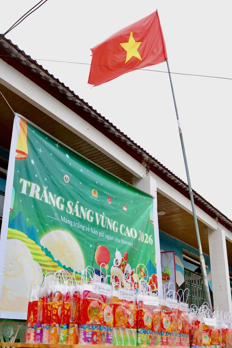 Băng rôn Trăng Sáng Vùng Cao 2026 và những phần quà dưới cờ Tổ quốc