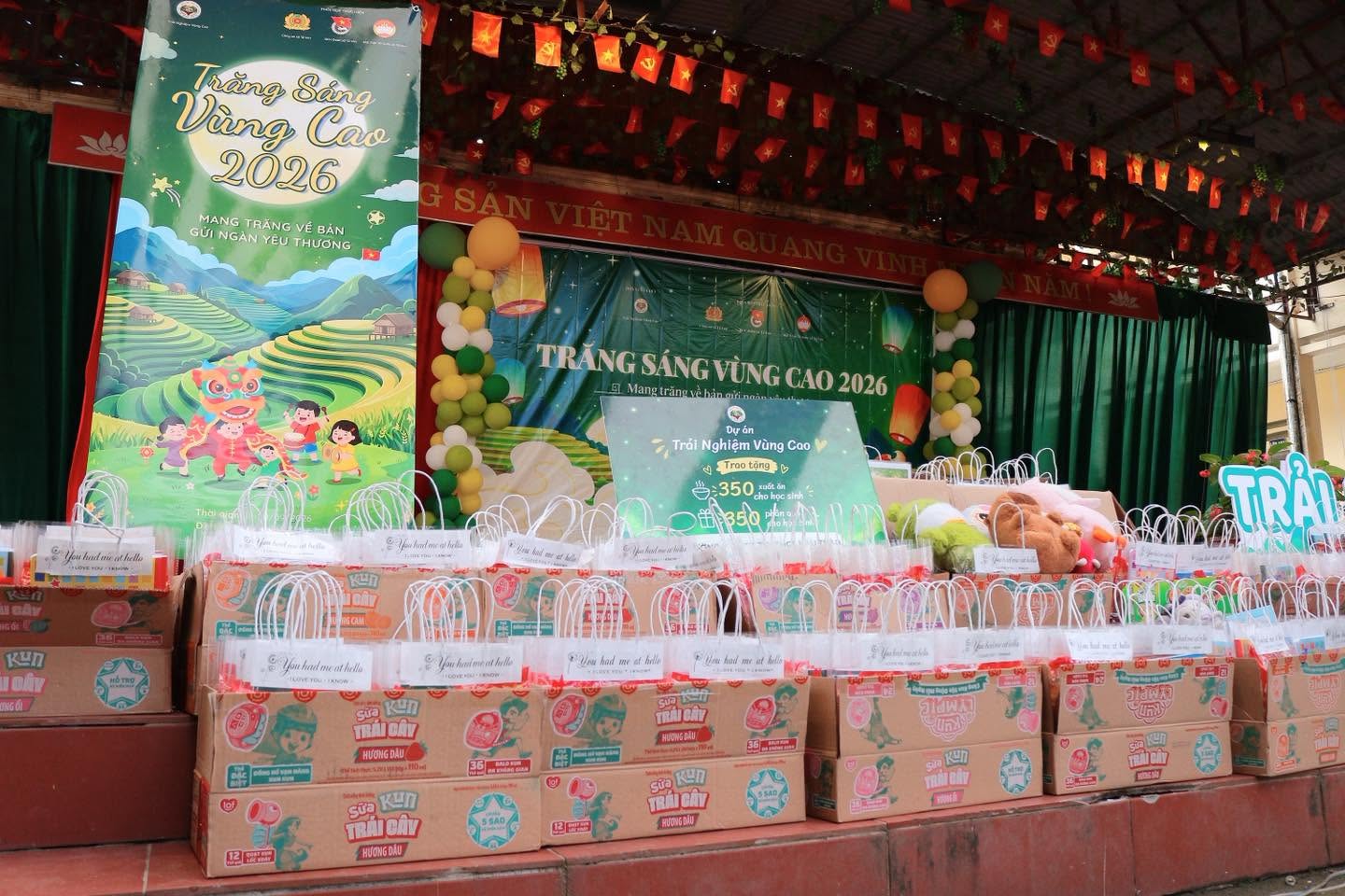 Những phần quà Trung thu được xếp sẵn trước sân khấu