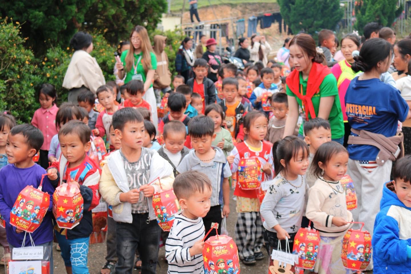 Các em nhỏ cầm đèn lồng Trung thu