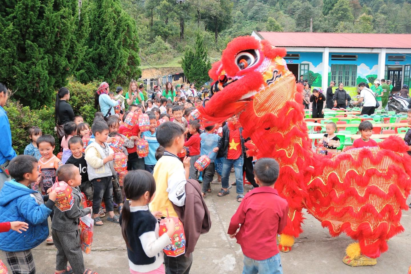 Múa lân giữa sân trường đông vui các em nhỏ