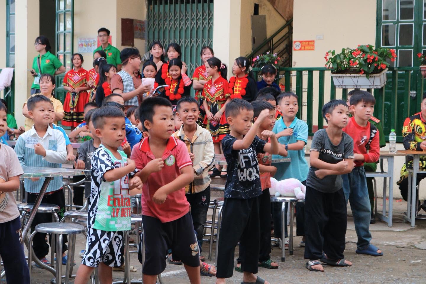 Các em nhỏ háo hức xem chương trình