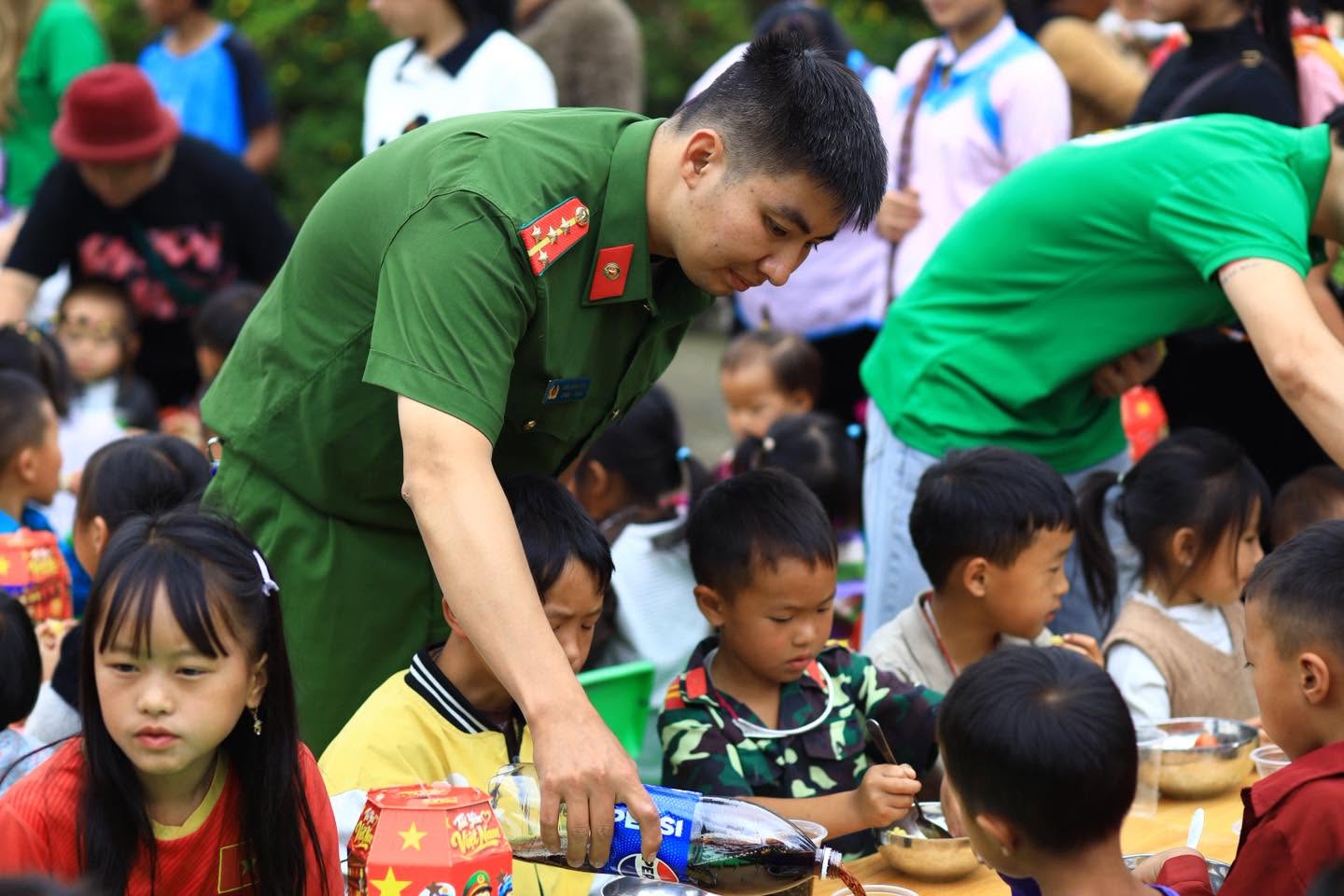 Chiến sĩ và tình nguyện viên chia quà cho các em nhỏ