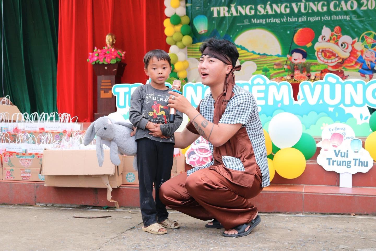 Tiết mục giao lưu cùng các em nhỏ trên sân khấu