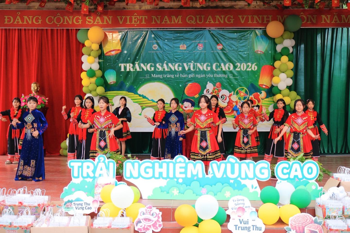 Các em nhỏ biểu diễn văn nghệ trên sân khấu