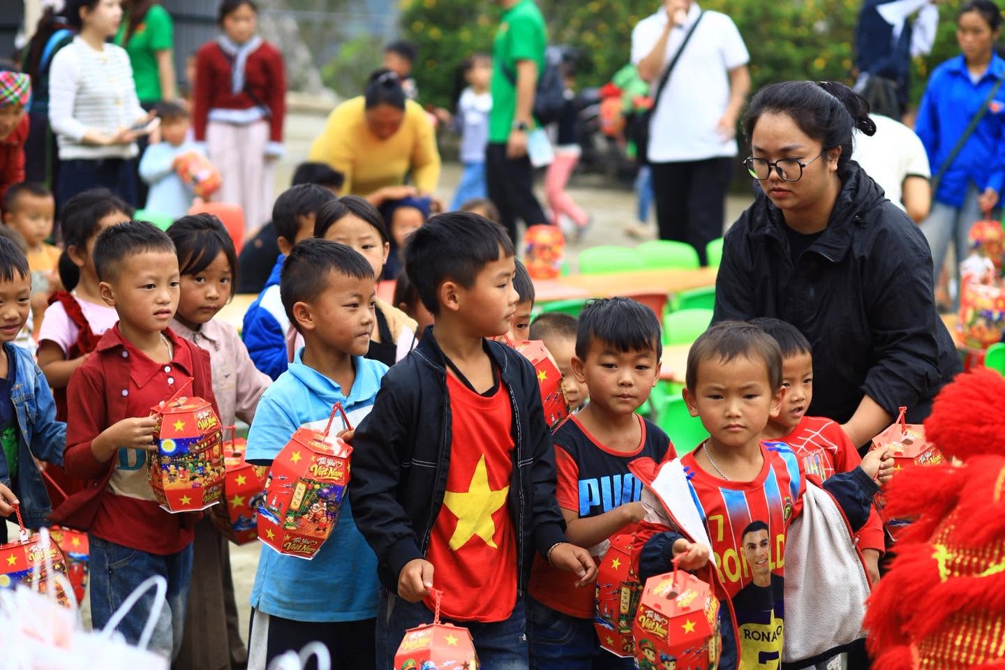 Các em nhỏ nhận đèn lồng và quà Trung thu
